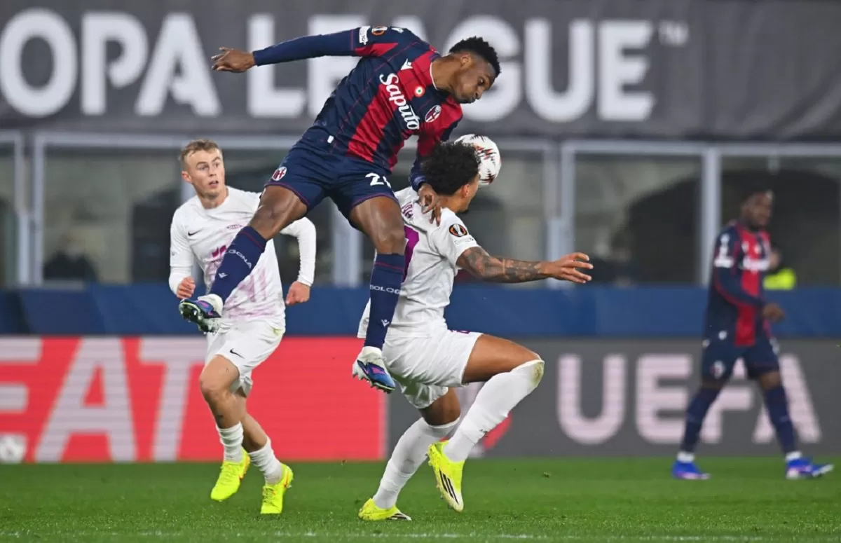 Noah Holm dari SK Brann dihalangi oleh Jhon Lucumi dari Bologna selama pertandingan leg kedua babak play-off knockout UEFA Europa League 2025/26.