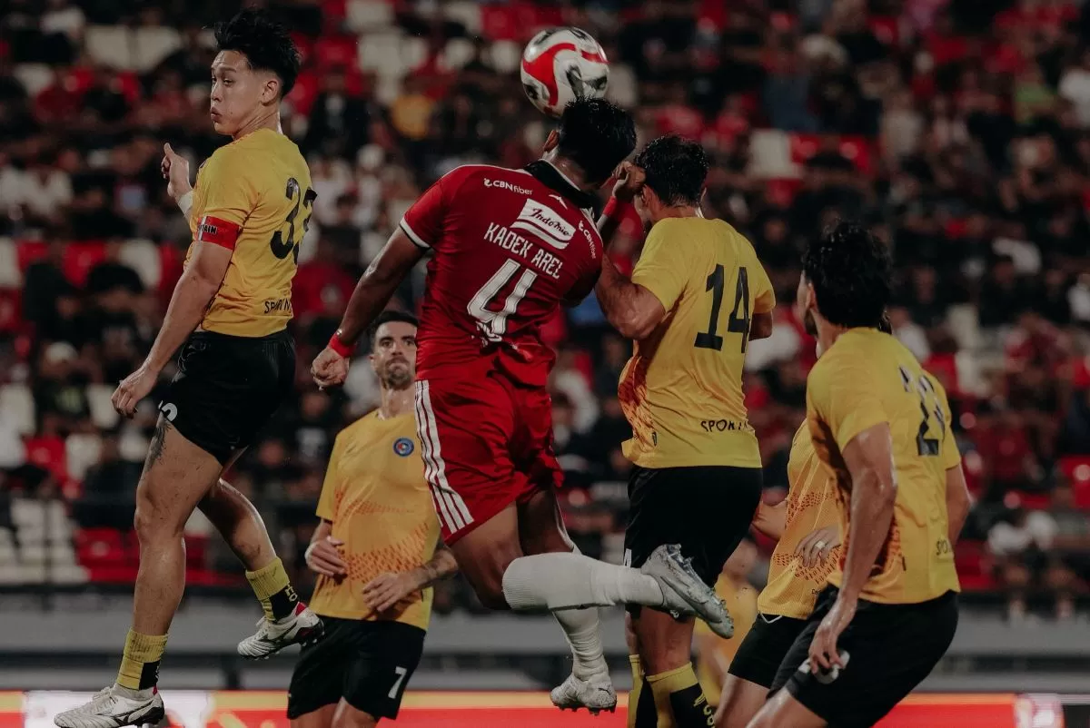Pemain Bali United FC Kadel Arel duel dengan pemain Sabah FC. (@baliunitedfc)