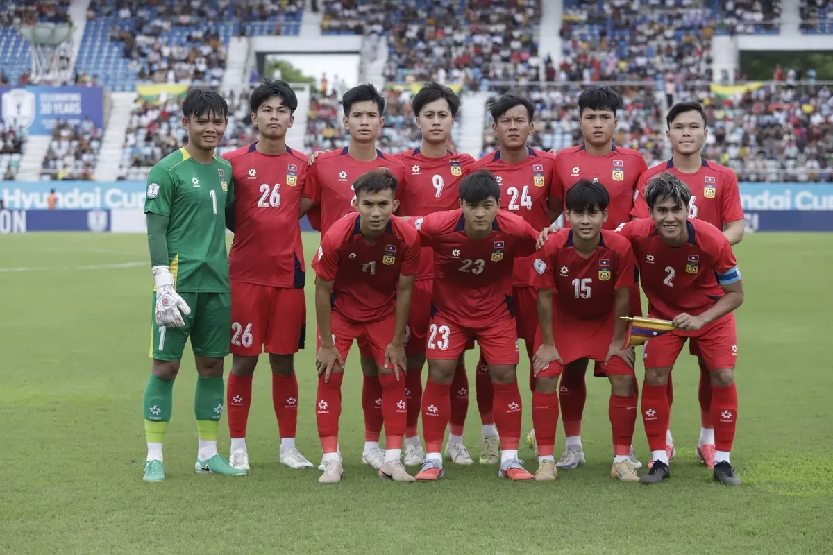 Publik mengikuti perkembangan terkait tim nasional Laos dengan penuh kecemasan.