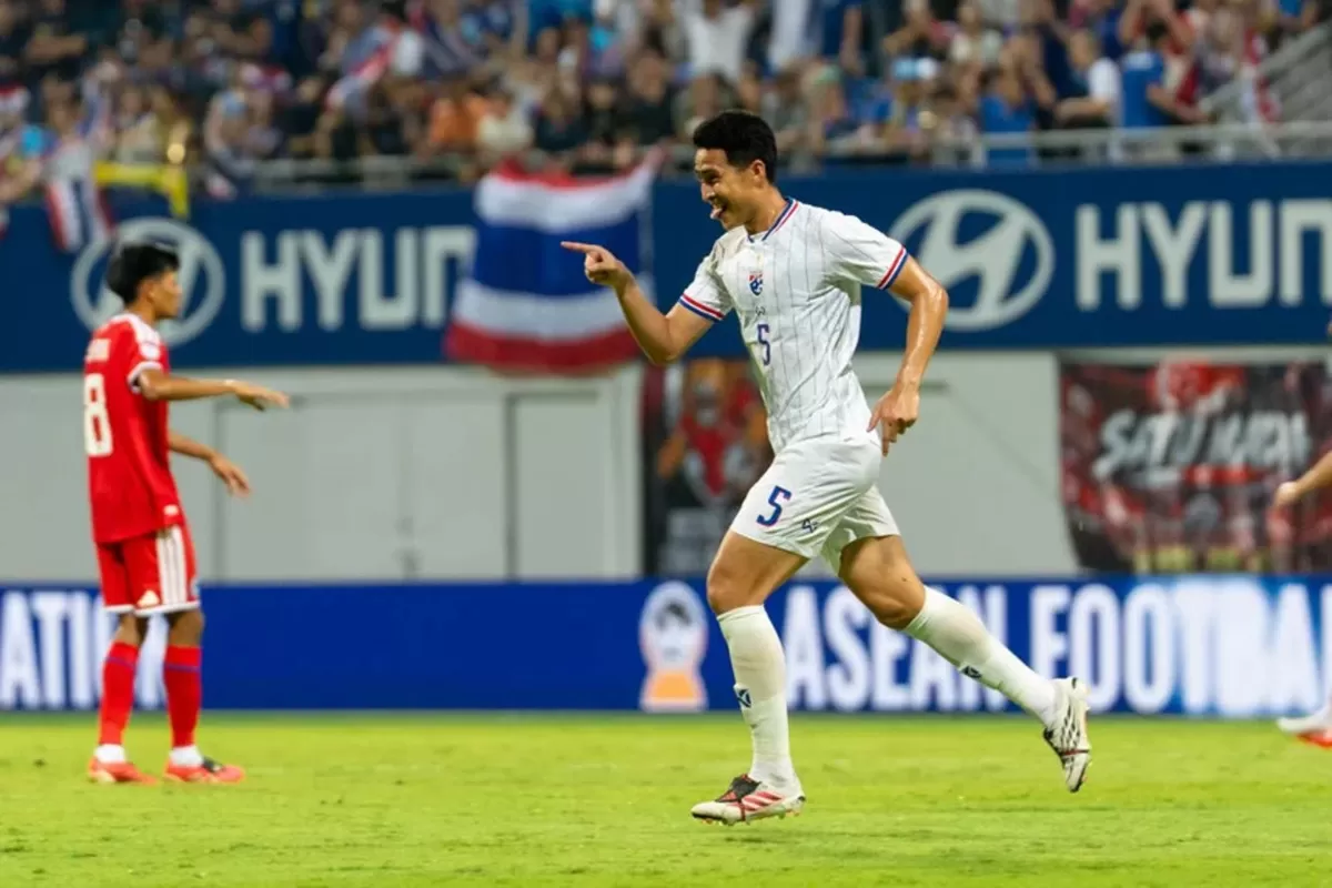 Pahlawan Thailand Teerasak Poeiphimai. Ia mencetak dua gol ke gawang Singapura di babak pertama leg 1 semifinal ASEAN Championship 2026, di Singapura, Sabtu, 15 Agustus 2026.