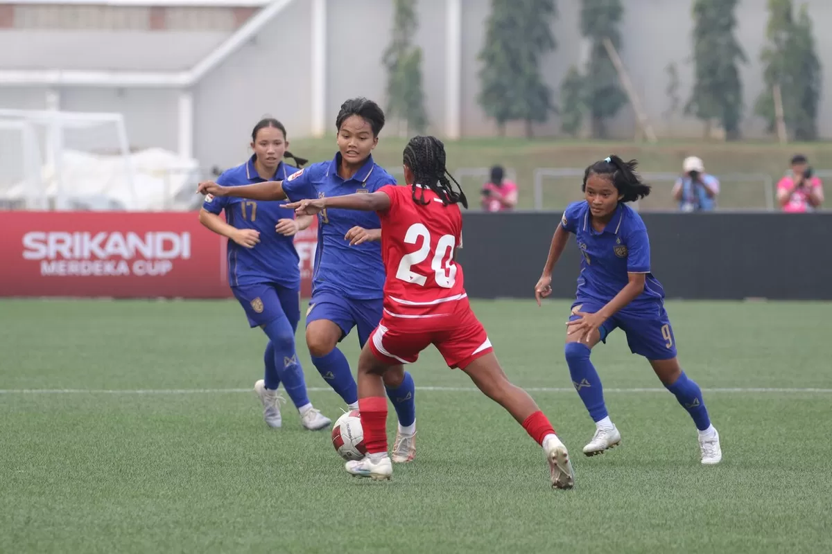 Gelandang Putri Nusantara Asyifa Sholawa Farizqi mencoba mematahkan serangan Thailand U-16 di laga Grup B Srikandi Merdeka Cup 2026, di Kudus, Sabtu, 15 Agustus. 