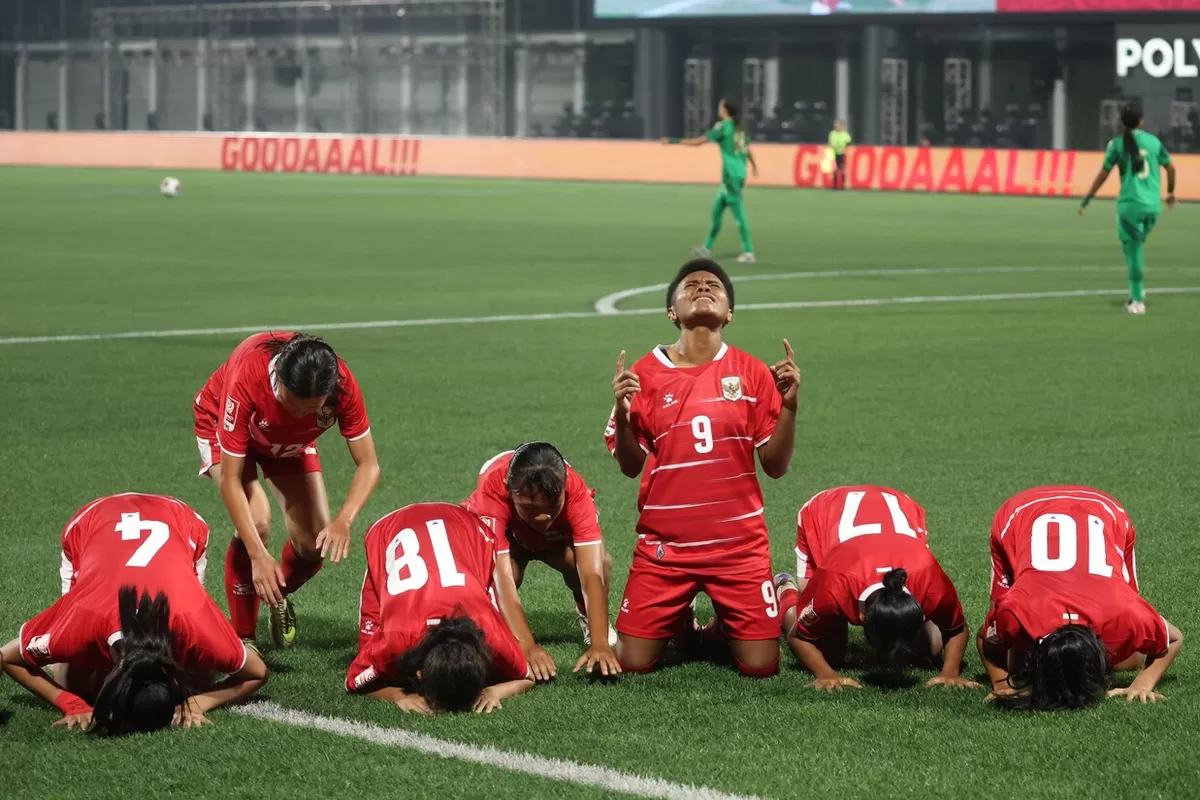Pemain Garuda Pertiwi merayakan kemenangan besar atas Saudi Arabia dengan caranya masing-masing di Supersoccer Arena, Kudus, 14 Agustus..