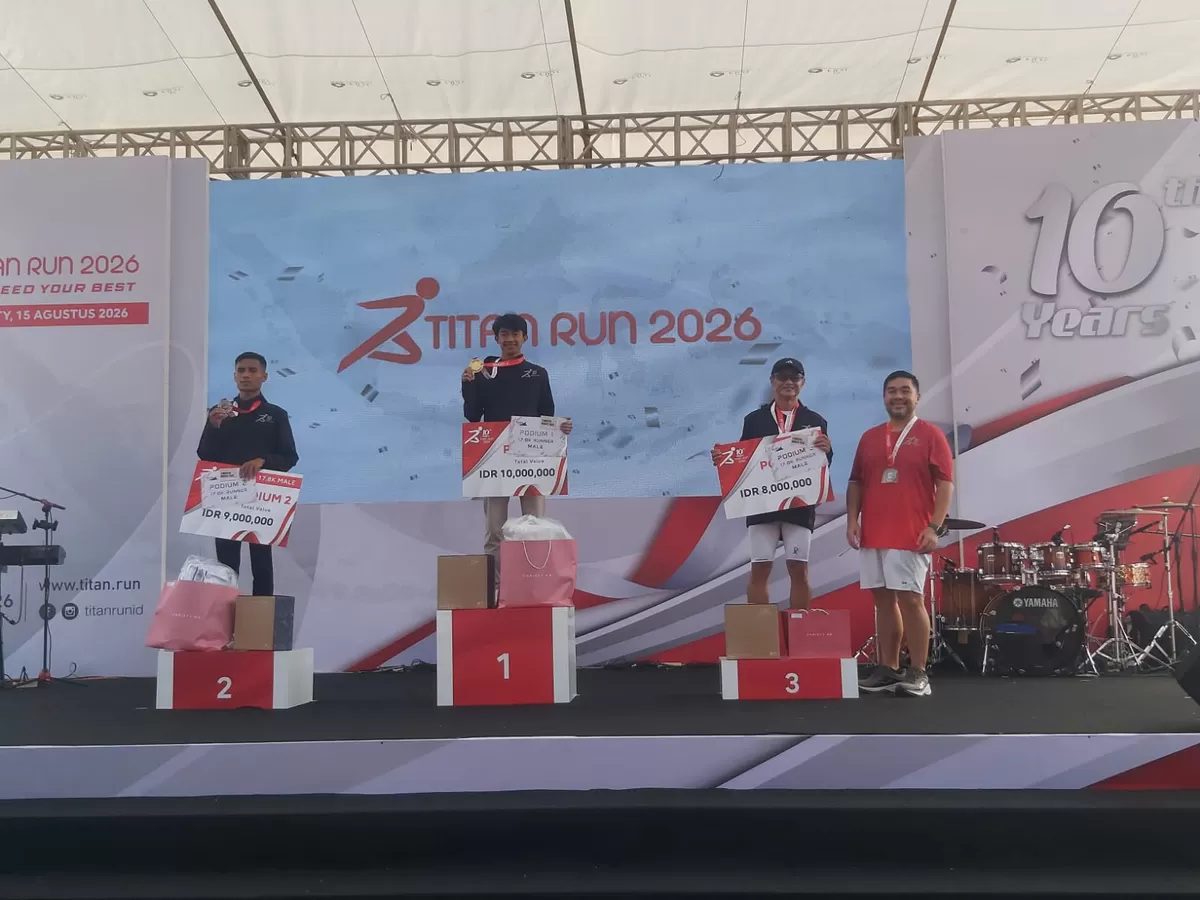 Penyerahan medali Titan Run 2026. (Istimewa)