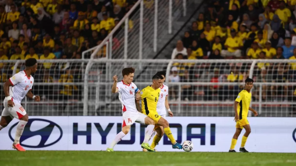 Pemain Thailand dan Malaysia saling berebut bola pada Leg 1 Semifinal ASEAN Championship 2026, di Kuala Lumpur, Malaysia, Minggu, 16 Agustus.