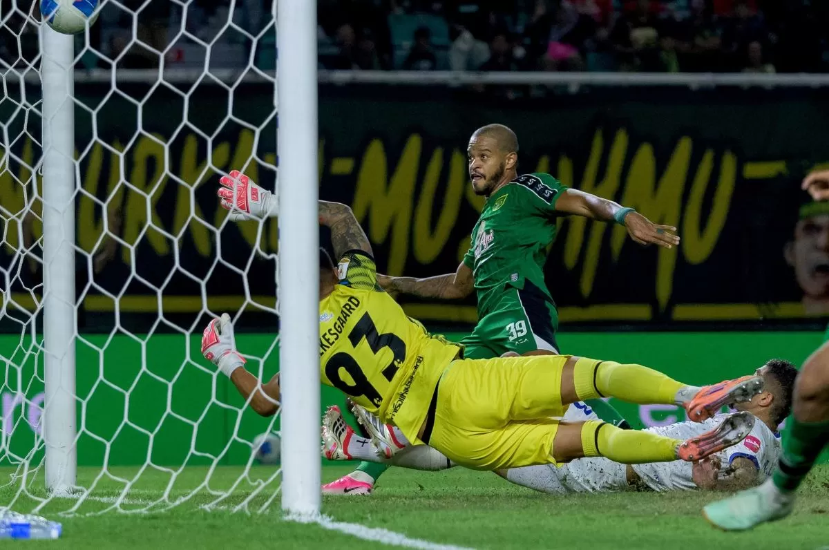 Alex Martins cetak gol ke gawang Port FC di laga pramusim Piala Presiden 2026. (@officialpersebaya)