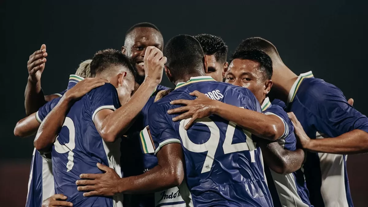Para pemain Persib Bandung saling berpelukan merayakan kemenangan besar melawan Sabah FC di laga pramusim 2026, Sabtu, 15 Agustus kemarin.