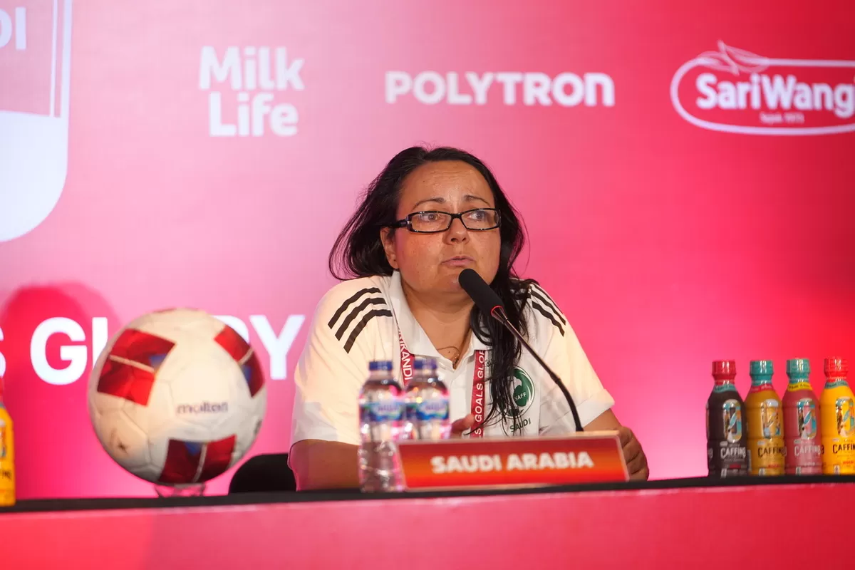 Pelatih Arab Saudi U-16, Aikaterini Falida memberikan penjelasan mengenai kekalahan timnyas atas Hong Kong, di Supersoccer Arena, Kudus, Minggu, 16 Agustus.