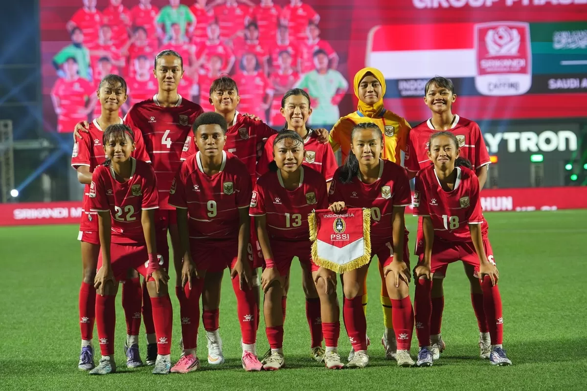 Pemain Garuda Pertiwi berfoto bersama sebelum bertanding di Srikandi Merdeka Cup 2026 di Super soccer Arena, Kudus.