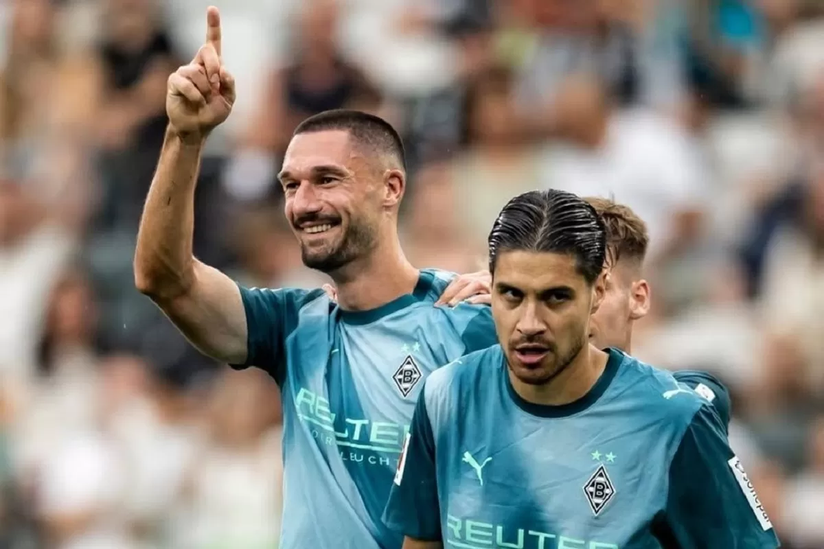 Kevinn Diks tampil solid di jantung pertahanan Moenchengladbach.