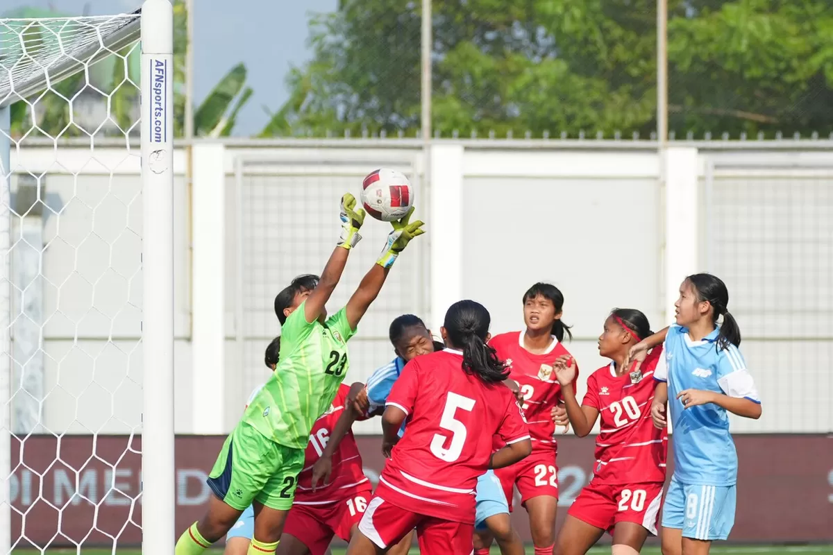 Penjaga gawang Putri Nusantara, Naura Khalfani Hayfa (23) mencoba menangkap bola Singapura U16 di lanjutan Grup B Srikandi Merdeka Cup 2026 di Supersoccer Arena, Kudus, Senin, 18 17 Agustus.