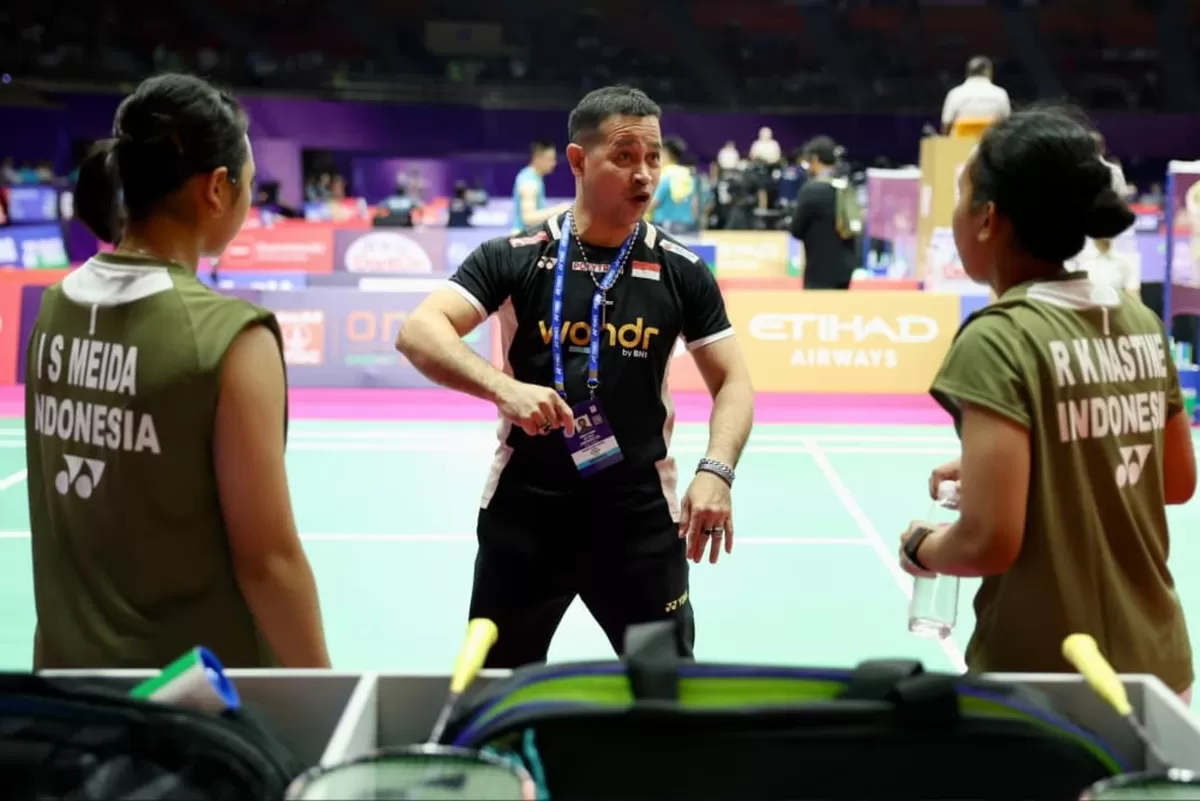 Pasangan Isyana Syahira Meida/Rinjani Kwinnara Nastine sedang mendengarkan pengarahan pelatih mereka Karel Mainaky saat laga 64 besar Kejuaraan Dunia 2026, di New Delhi, India, Senin, 17 Agustus. 
