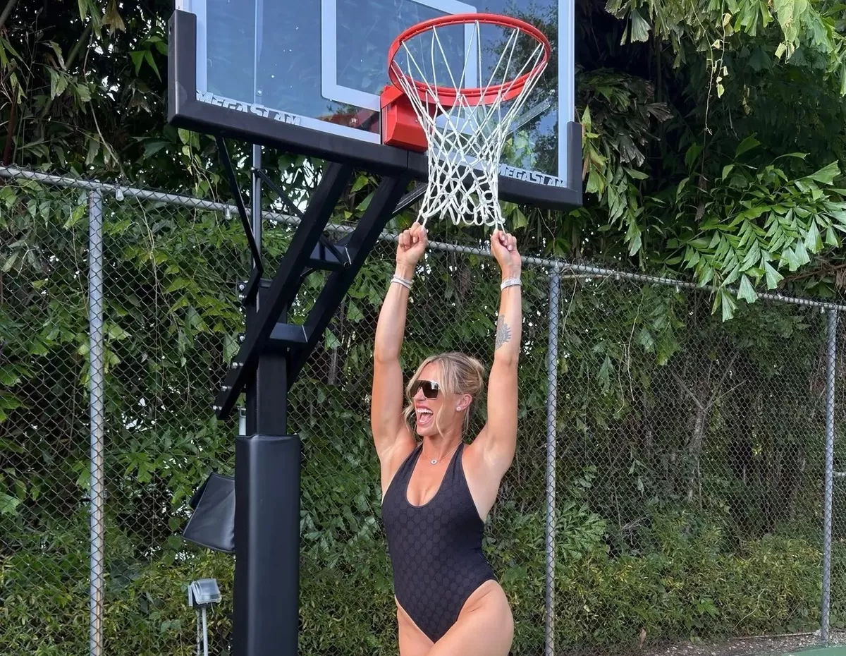 Petenis nomor satu dunia Aryna Sabalenka memilih mengenakan *leotard* di lapangan basket.  (X @SabalenkaA)