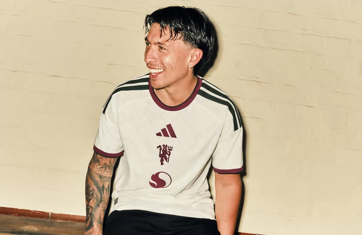 Jersey ketiga berwarna gading yang sarat akan elemen khas Manchester. (soccerbible)
