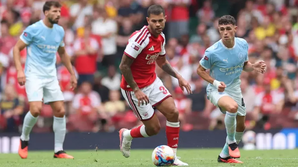 Gelandang Arsenal, Bruno Guimaraes saat lawan lawan Manchester City.