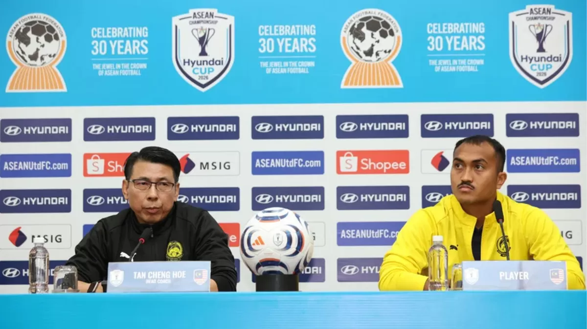 Pelatih Timnas Malaysia, Pelatih Tan Cheng Hoe bersama perwakilan pemain dalam jumpa pers prapertandingan leg 2 semifinal ASEAN Championship 2026, Selasa, 18 Agustus. Leg 2 akan berlangsung di My Dinh