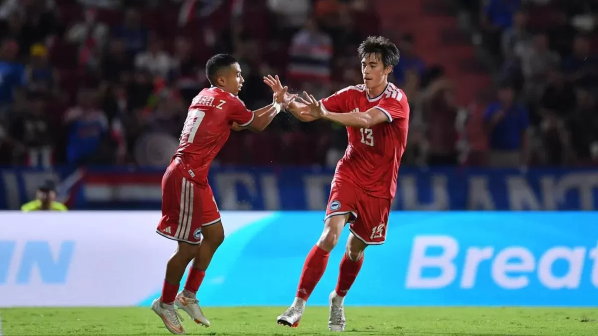 Ilhan Fandi (13) melakukan tos dengan rekan setimnya di leg 2 semifinal ASEAN Championship 2026. Singapura menang 2-0, tetapi tetap kalah agregat dari Thailand dan gagal ke final.
