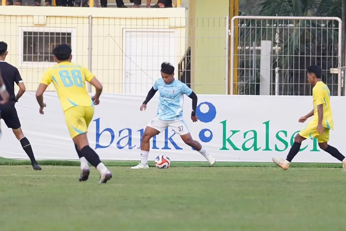 Pemain Isenmulang dikepung dua pemain Barito Putera di laga uji coba. (@isenmulangkaltengfc)