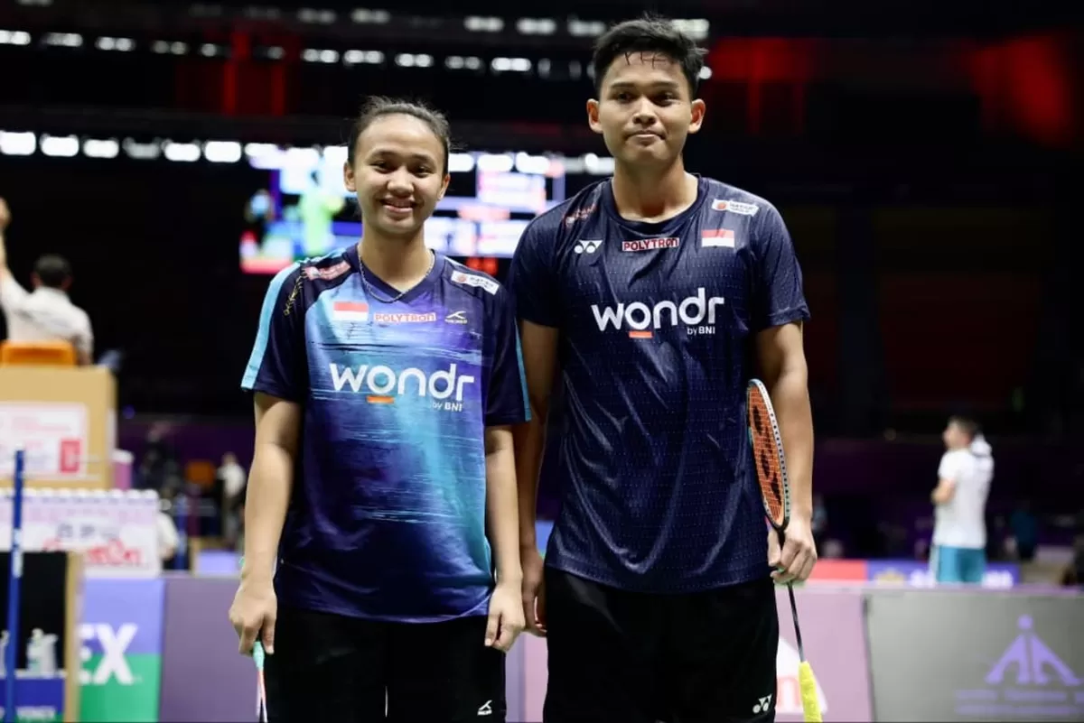 Pasangan Pasangan muda Bimo Prasetyo/Arlya Nabila Thesya Munggaran ikuti jejak seniornya Rehan/Gloria untuk melaju ke 32 besar Kejuaraan Dunia BWF 2026, meski harus kerja keras di babak pertama.