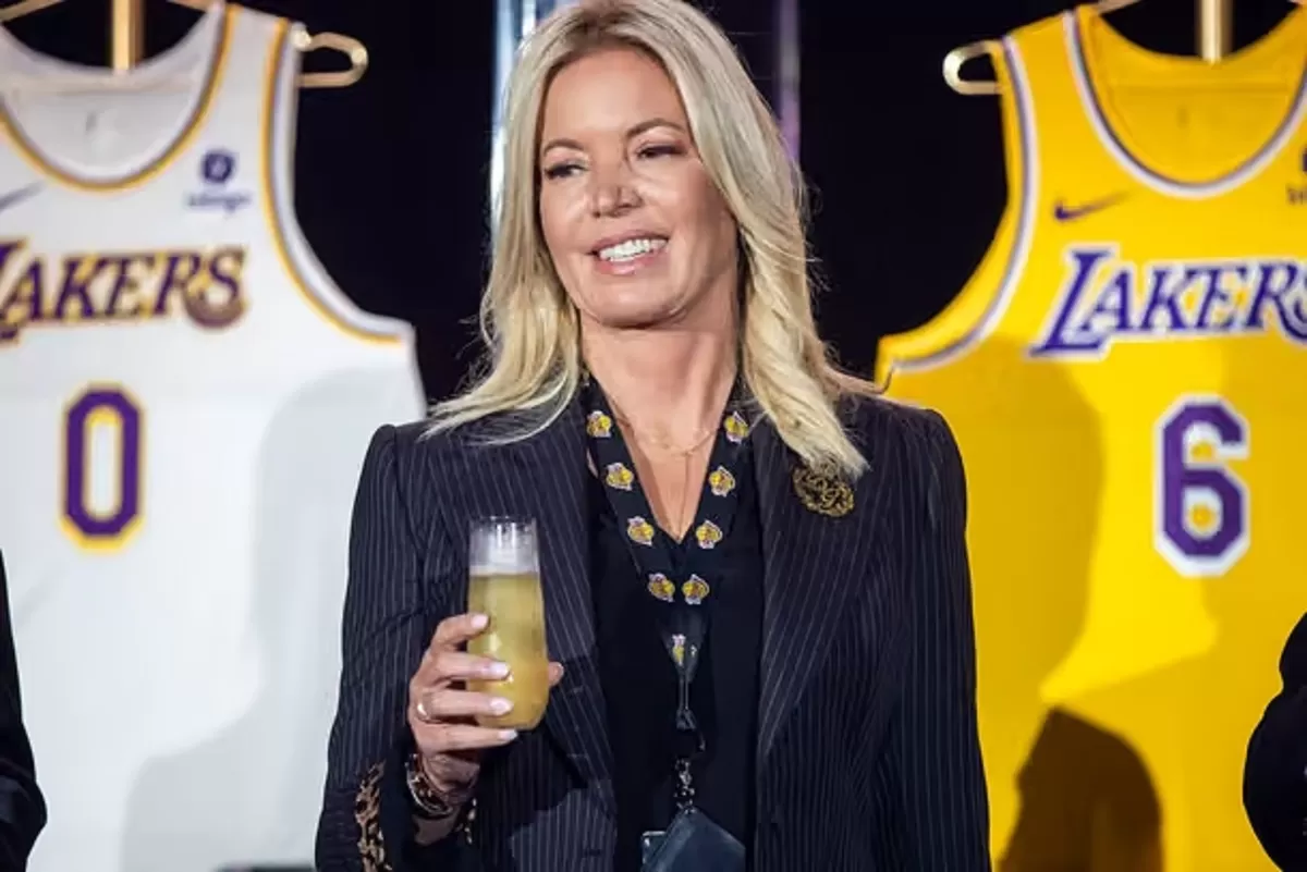 Jeanie Buss dikabarkan akan mundur dari jabatan gubernur waralaba .