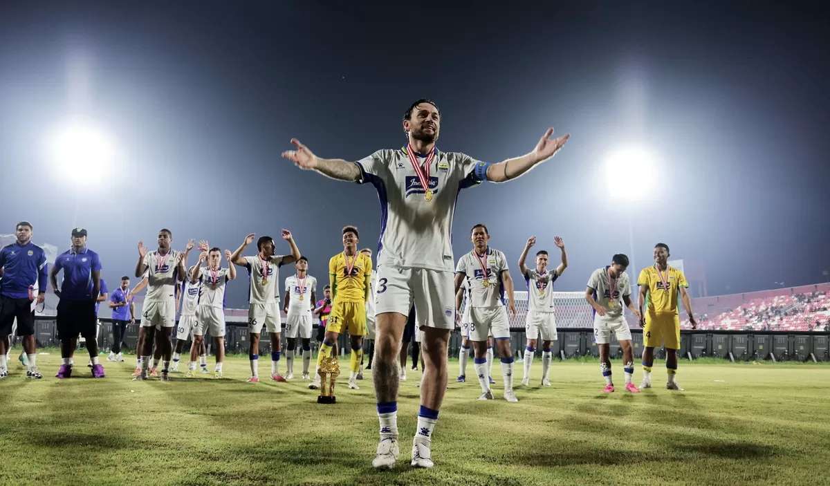 Kapten Tim Persib Marc Klok memimpin tim untuk menyambut dukungan para bobotih usai juara turnamen pramusim Dewata Challenge Series 2026, di Bali, Selasa, 18 Agustus. 