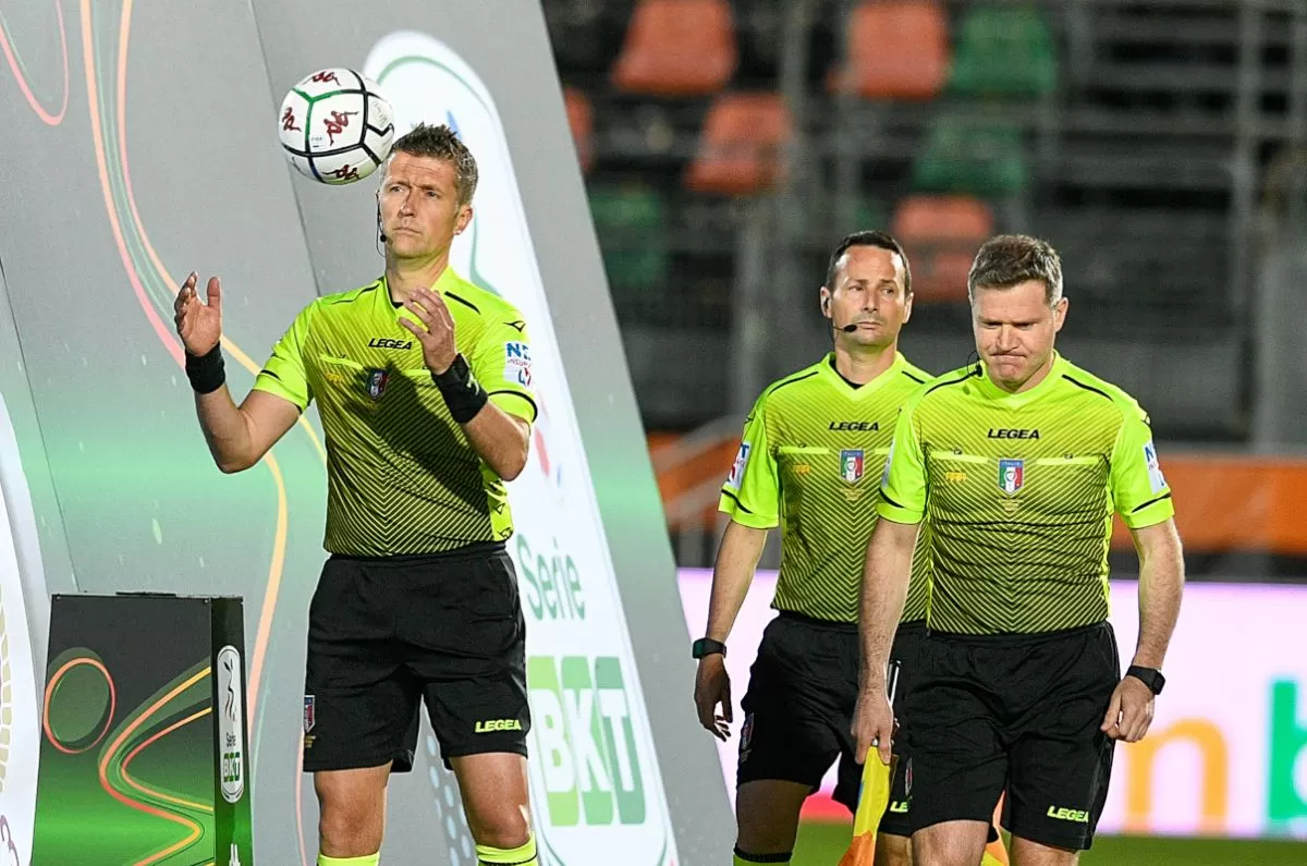 Direktur teknis AIA Domenico Messina dan kepala penunjuk wasit Daniele Orsato memimpin pertemuan wasit Serie A.