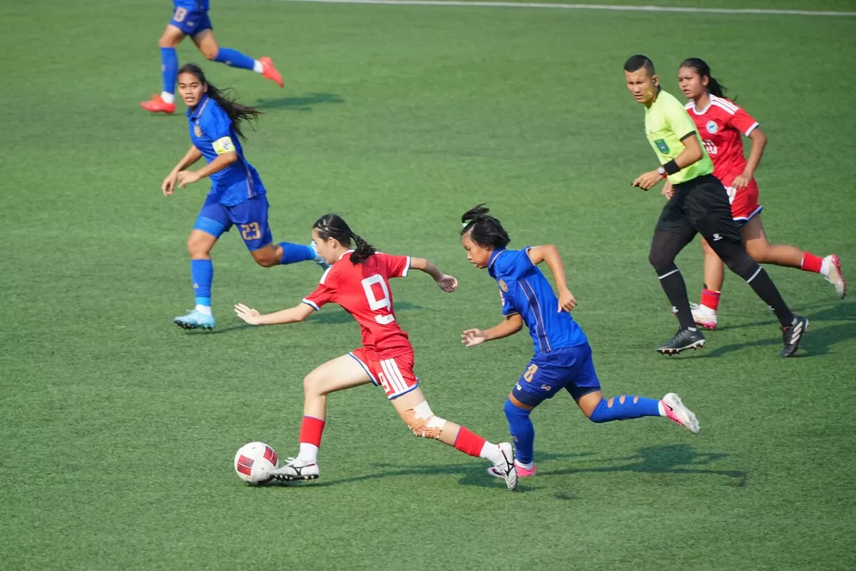 Pemain Singapura U-16 (Merah) berusaha mengiring bola ke arena pertahanan Thailand U-16 dengan ditempel ketat oleh lawan, Rabu, 19 Agustus di Supersoccer Arena, Kudus.