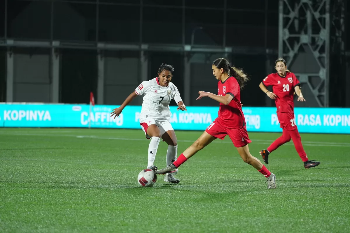 Kapten Putri Nusantara, Dian Aprilia Pary, berusaha mempertahankan penguasaan bola dari tekanan lawan pada laga terakhir Grup B Srikandi Merdeka Cup 2026 di Supersoccer Arena, Kudus, Rabu, 19 Agustus.
