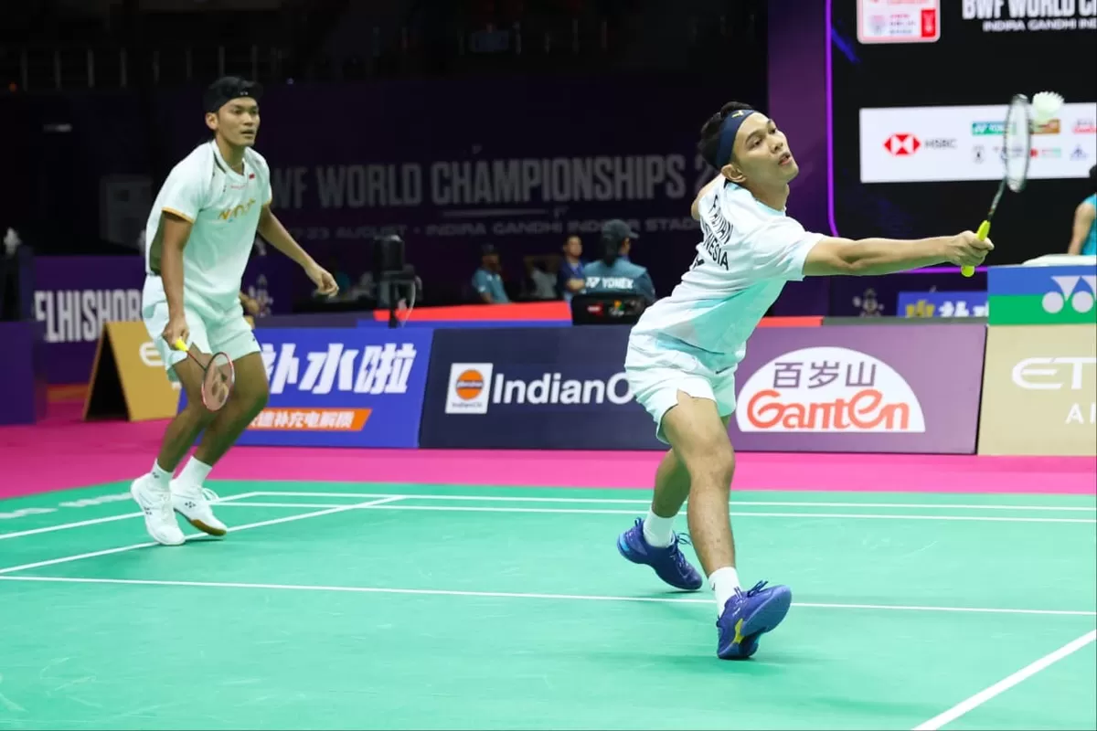 Pasangan Fajar Alfian/Moh Shohibul Fikri saat bermain di Kejuaraan Dunia 2026, di Indira Gandhi Arena, New Delhi, Rabu, 19 Agustus. 