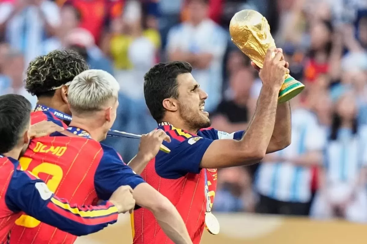 Rodri mengangkat trofi juara Piala Dunia 2026.
