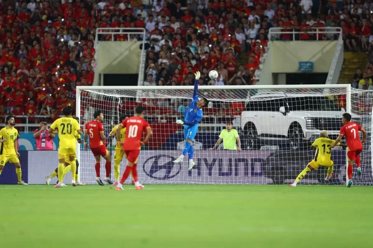 Kiper Malaysia berusaha membuang bola serangan dari Vietnam pada leg 2 semifinal ASEAN Championship 2026, di My Dinh, Hanoi, Rabu, 19 Agustus.