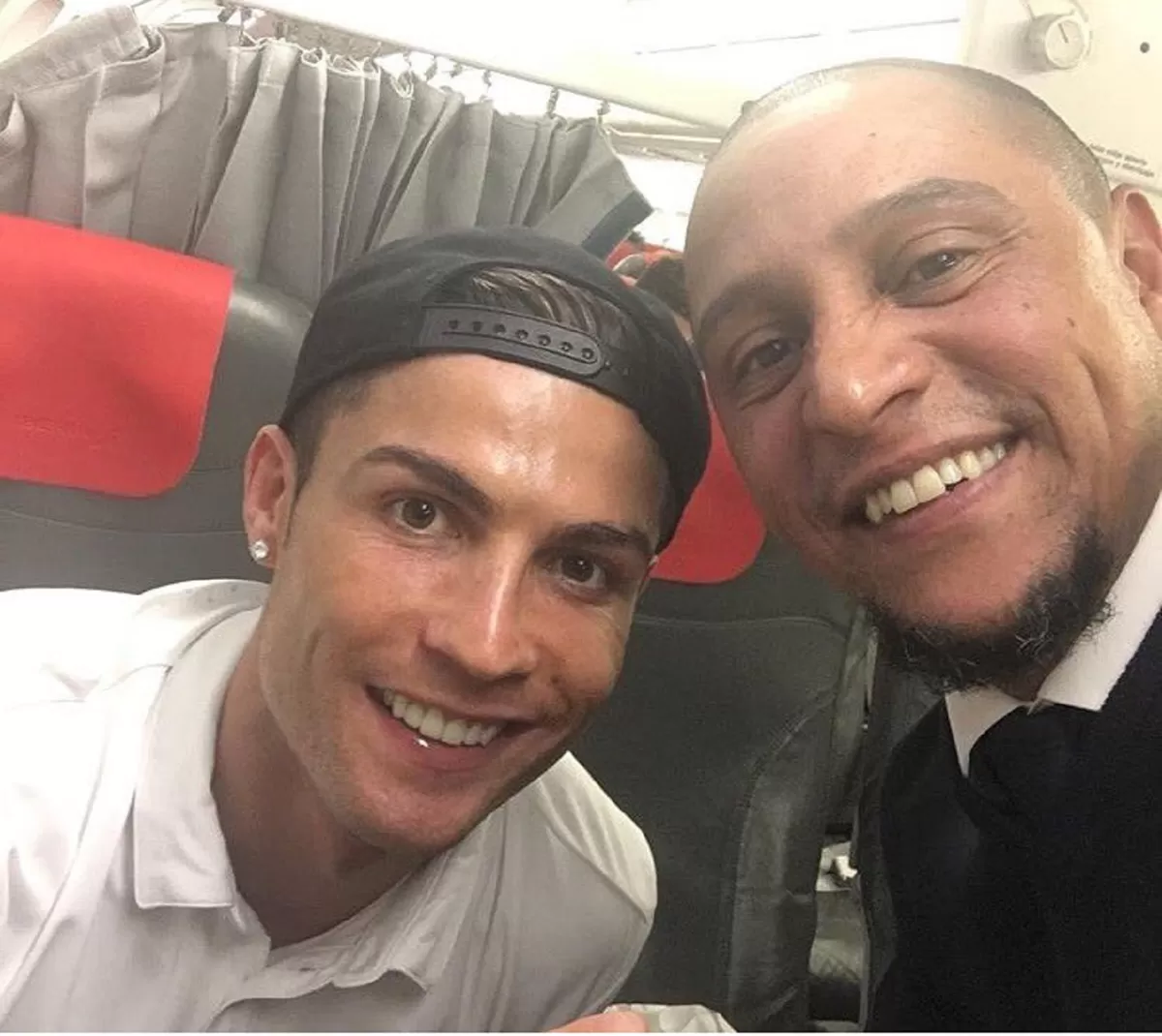 Cristiano Ronaldo ucapkan selamat kepada Roberto Carlos.