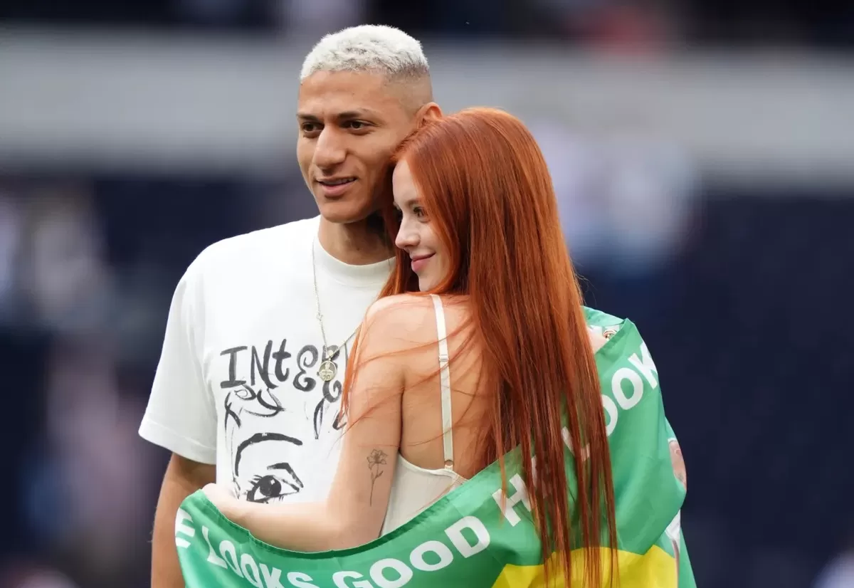 Richarlison bertunangan dengan model cantik Amanda Araujo.