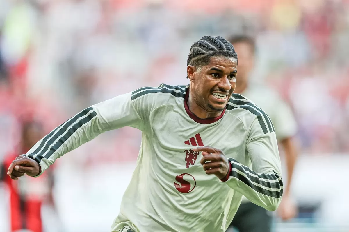 Marcus Rashford menawarkan opsi serangan balik yang mematikan dari sisi sayap.