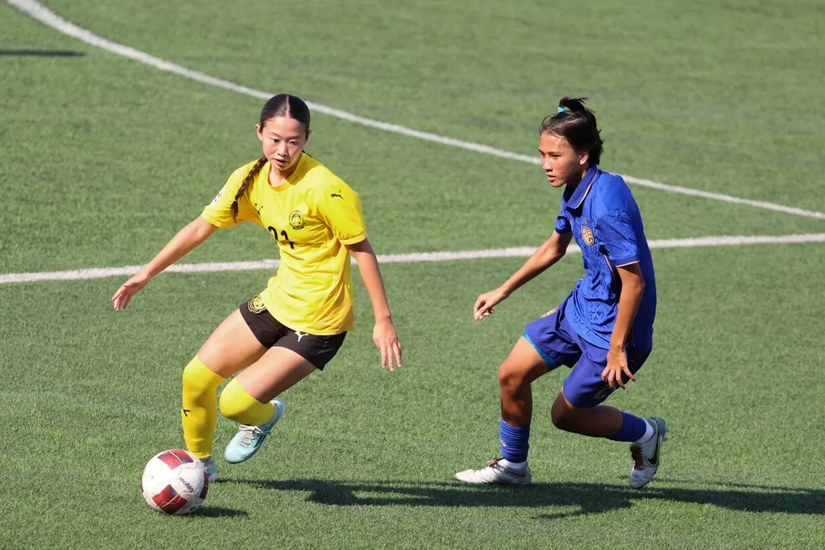 Striker Malaysia U-17, Lim You berusaha melewati hadangan pemain Thailand U-17 di semifinal Srikandi Merdeka Cup 2026, di Supersoccer Arena, Kudus, Jumat, 21 Agustus. Menang besar, Thailand ke final.