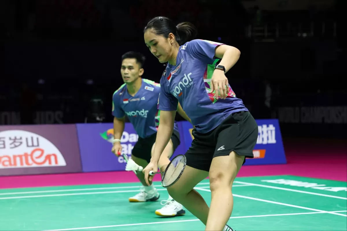 Aksi Amri Syahnawi/Nita Violita Marwah di babak perempat final Kejuaraan Dunia 2026 di New Delhi, India, Jumat, 21 Agustus. Mereka mengamankan medali pertama bagi Indonesia. 