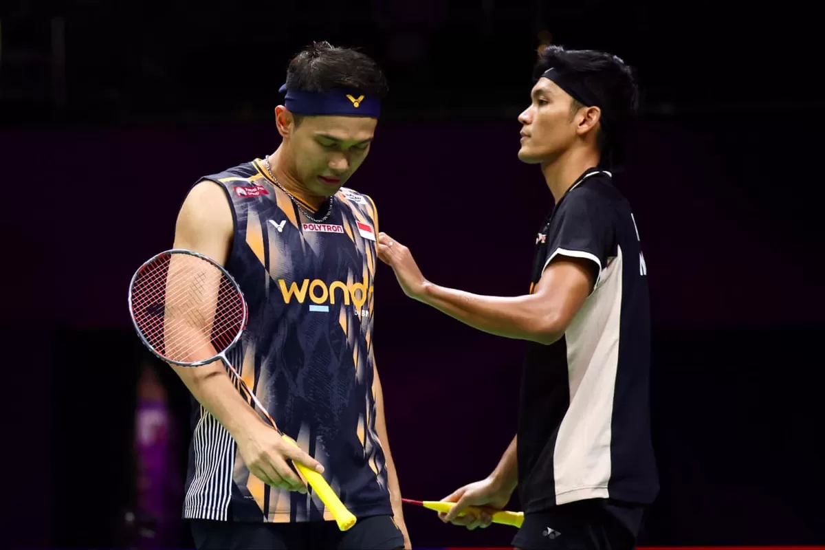 Ekspresi kekecewaan pasangan ganda putra Indonesia Fajar Alfian/Muhammad Shohibul Fikri usai tersingkir di 8 besar Kejuaraan Dunia 2026.