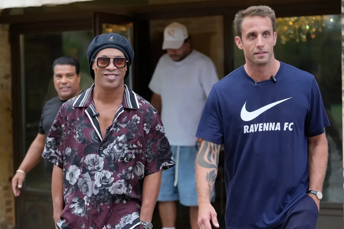 Ronaldinho, 46 ​​tahun, tiba di Italia menjelang perkenalannya sebagai pemain baru.