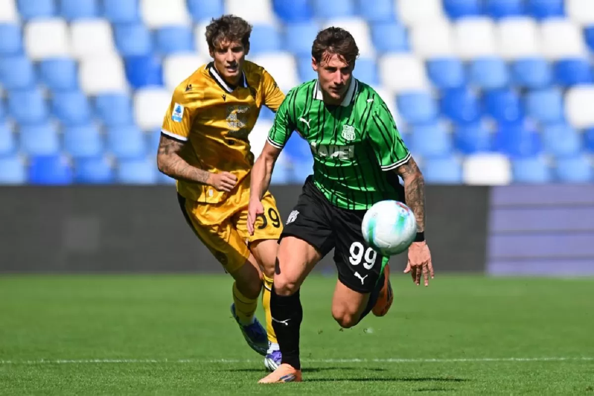 Striker Sassuolo Andrea Pinamonti tengah dibidik Lazio.