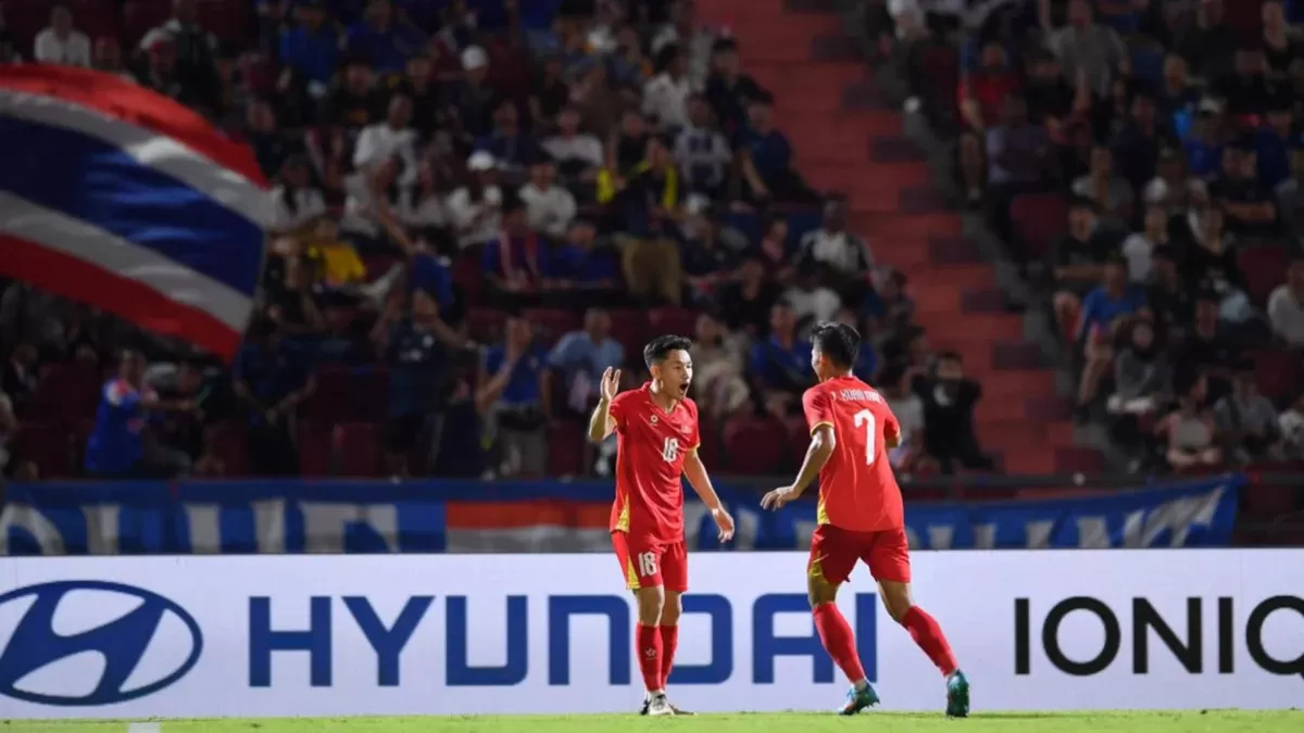 Dua pemain Vietnam merayakan gol mereka di gawang tim tuan rumah, Thailand, pada leg 1 final ASEAN Championship 2026 di Bangkok, Sabtu, 22 Agustus.