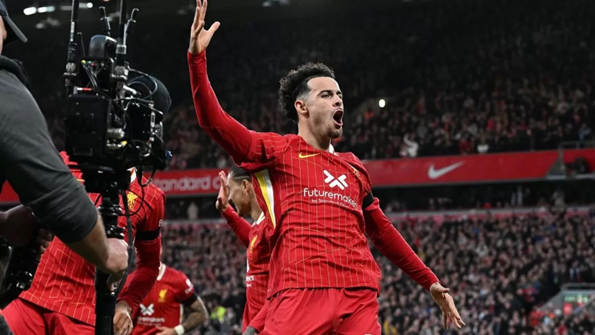 Curtis Jones 16 tahun membela Liverpool kini akan bermain untuk Inter Milan. (Liverpool FC)