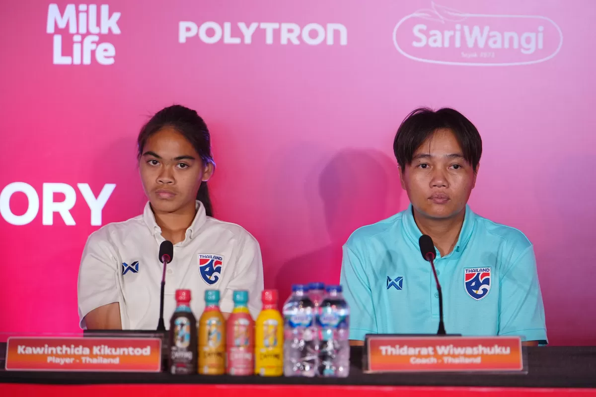 Pelatih Kepala Timnas Putri U-16 Thailand Thidarat Wiwasukhu dan Kapten Timnas Putri U-16 Thailand Kawinthida Kukintod dalam jumpa pers pra-pertandingan di Supersoccer Arena, Kudus, Sabtu, 22 Agustus 