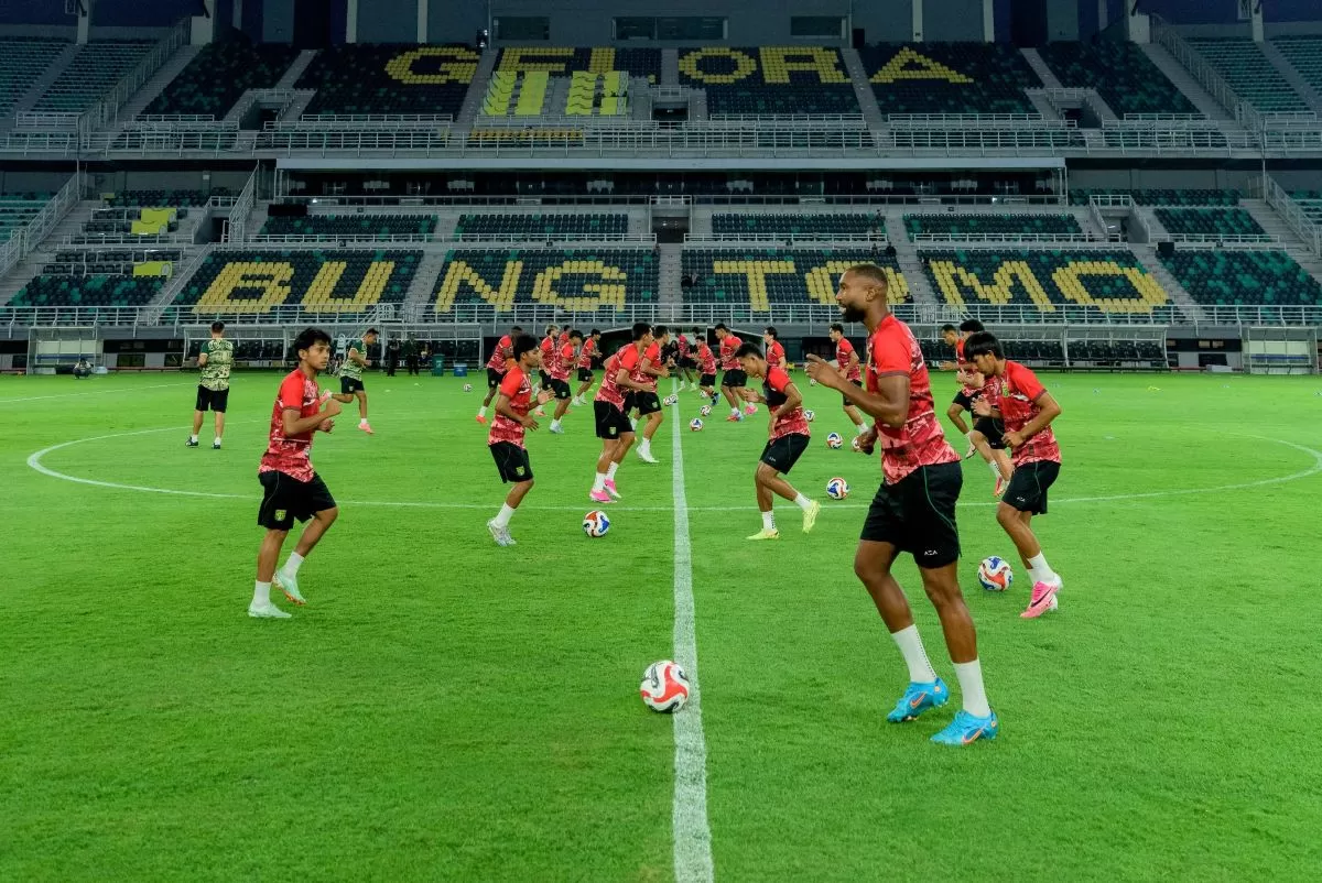 Skuat Persebaya saat menjalani latihan di Gelora Bung Tomo. (Persebaya)