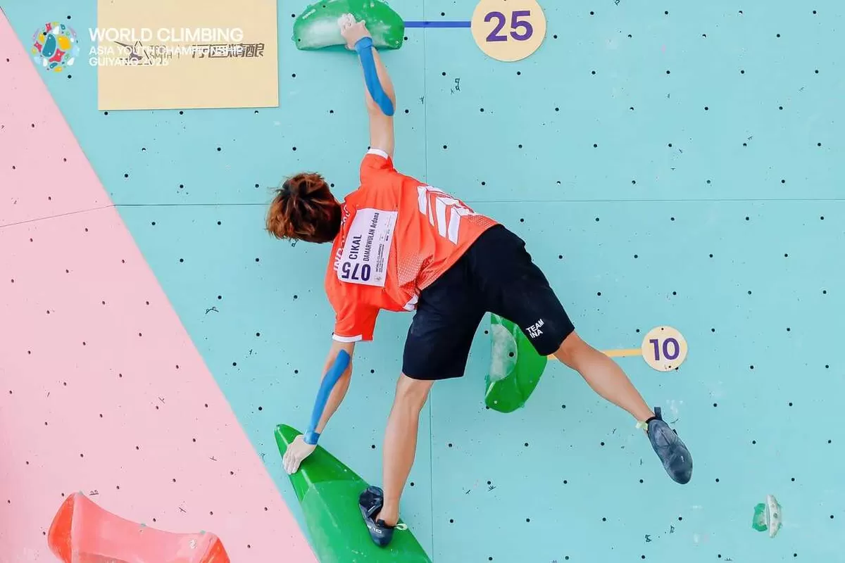 Pemanjat muda Indonesia, Ardana Cikal Damarwulan yang tampil di nomor boulder putra U-17 Asian Youth Championship Guiyang 2026. Cikal bawa pulang emas. 