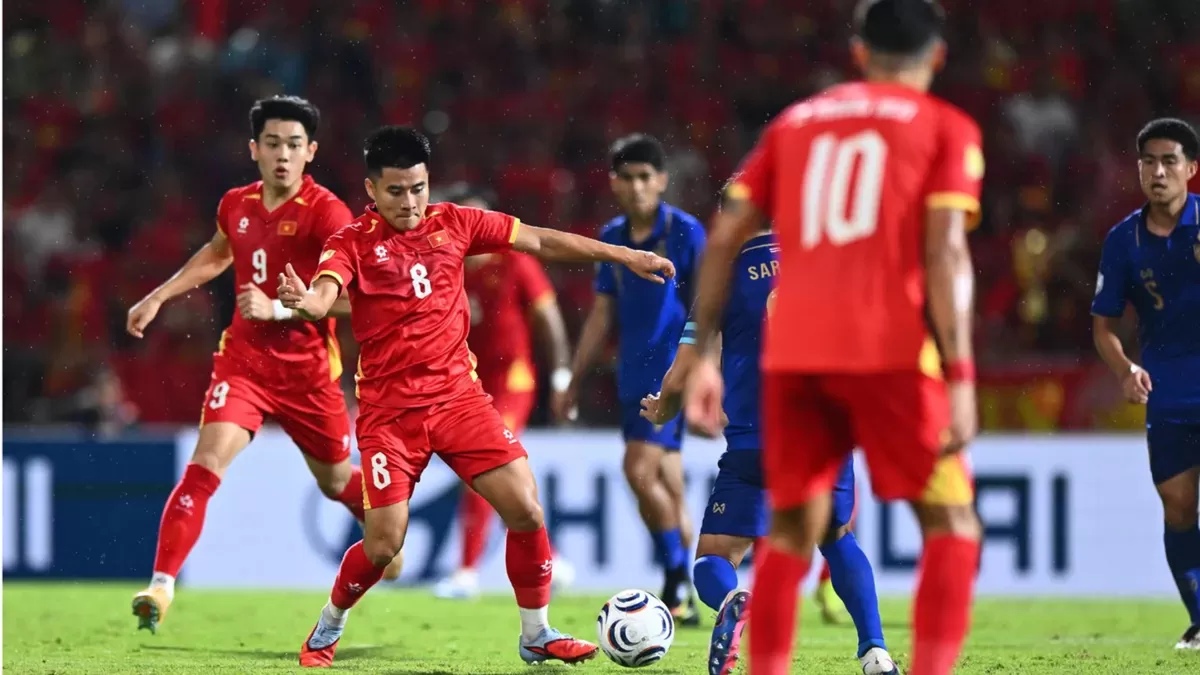 Para pemain Vietnam mengusai bola di lag pertama final ASEAN Championship 2026 di Bangkok, Thailand, Sabtu, 22 Agustus kemarin.