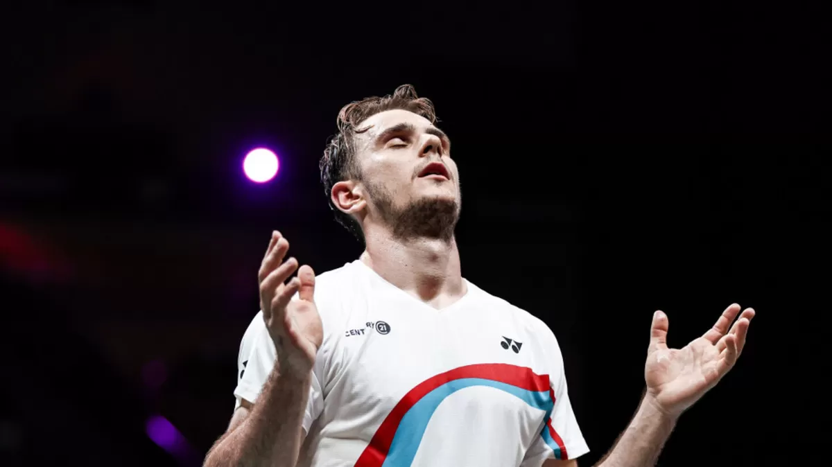 Alex Lanier menorehkan sejarah bagi bulu tangkis Prancis dengan keluar sebagai Juara Dunia BWF 2026. Ia meraih kemenangan kembar 21-11, 21-11 atas Kodai Naraoka, di New Delhi, India, 23 Agustus.