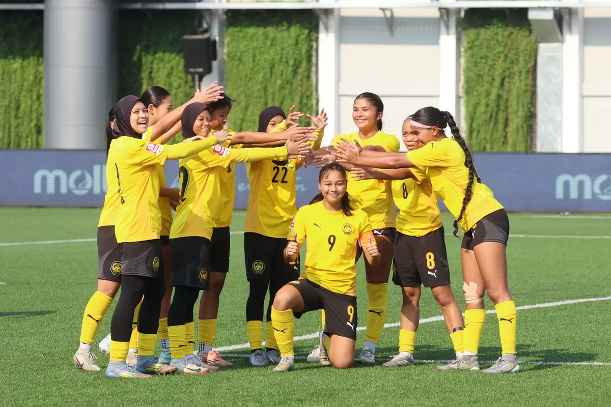 Para pemain Malaysia U-16 merayakan kemenangan mereka untuk perebutan peringkat tiga Srikandi Merdeka Cup 2026 usai mengalahkan Yordania U-16 4-0, di Supersoccer Arena, Kudus, Minggu, 23 Agustus.
