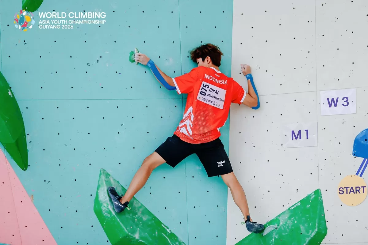 Pemanjat muda Indonesia, Ardana Cikal Damarwulan yang turun di nomor boulder U-17 di Asia Youth Championship di Guiyang, China, Sabtu, 22 Agustus.