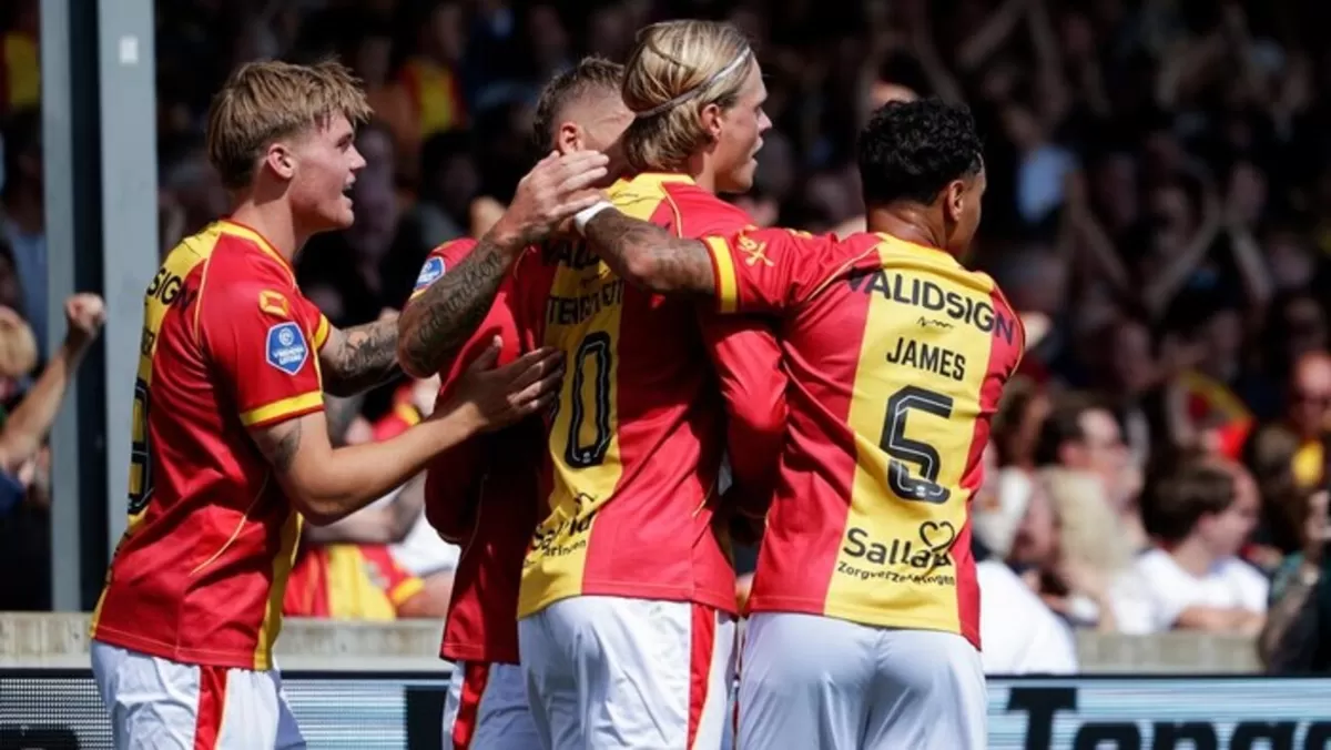 Selebrasi pemain Go Ahead Eagles selepas bobol gawang ADO Den Haag.