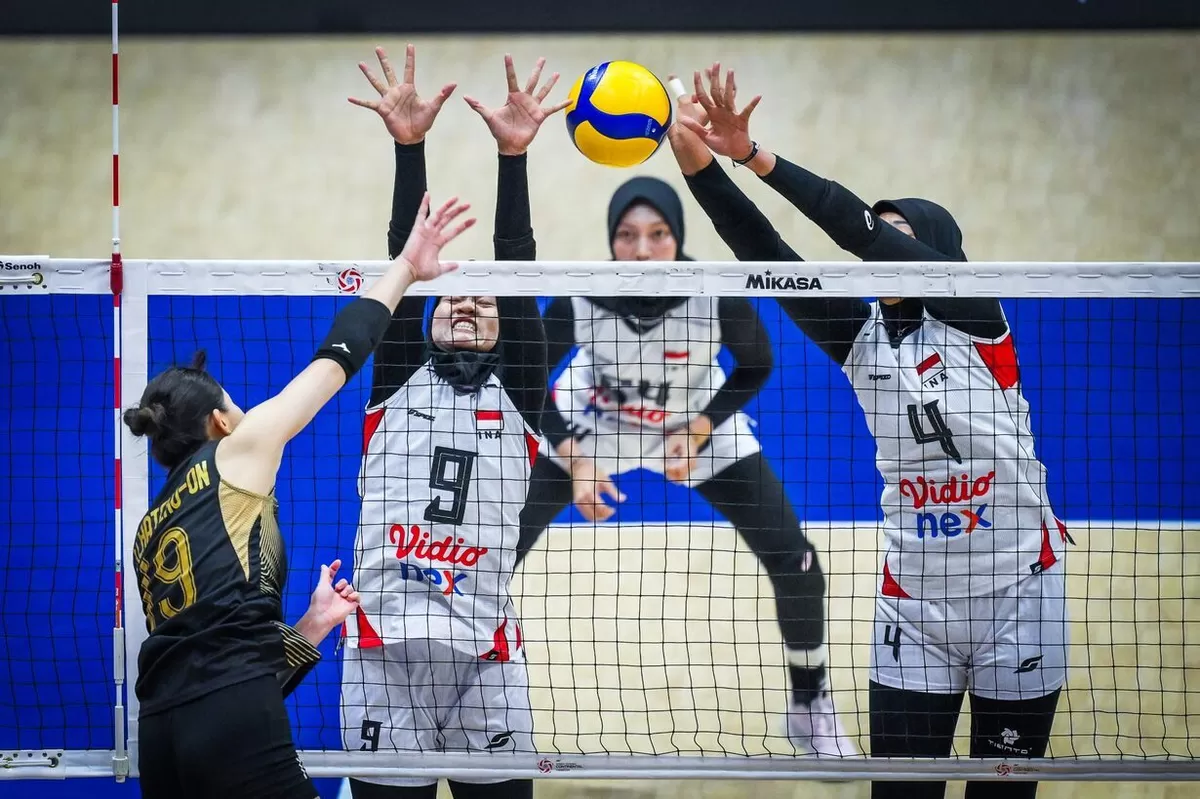 Dua pemain Indonesia mencoba untuk memblok spike pemain Thailand di laga kedua penyisihan grup AVC Women's Continental 2026 di Tianji, China, Senin, 24 Agustus. 