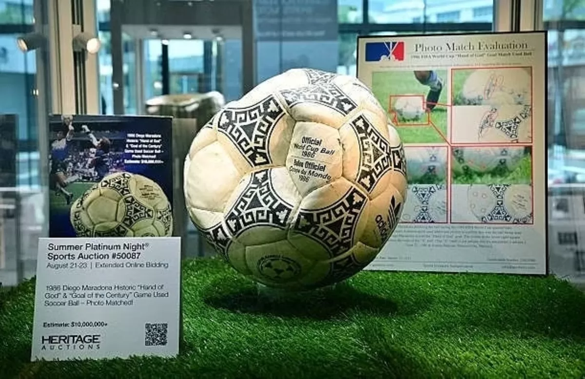 Bola Adidas Azteca yang digunakan Maradona dalam kemenangan 2-1 Argentina atas Inggris di perempat final Piala Dunia 1986.
